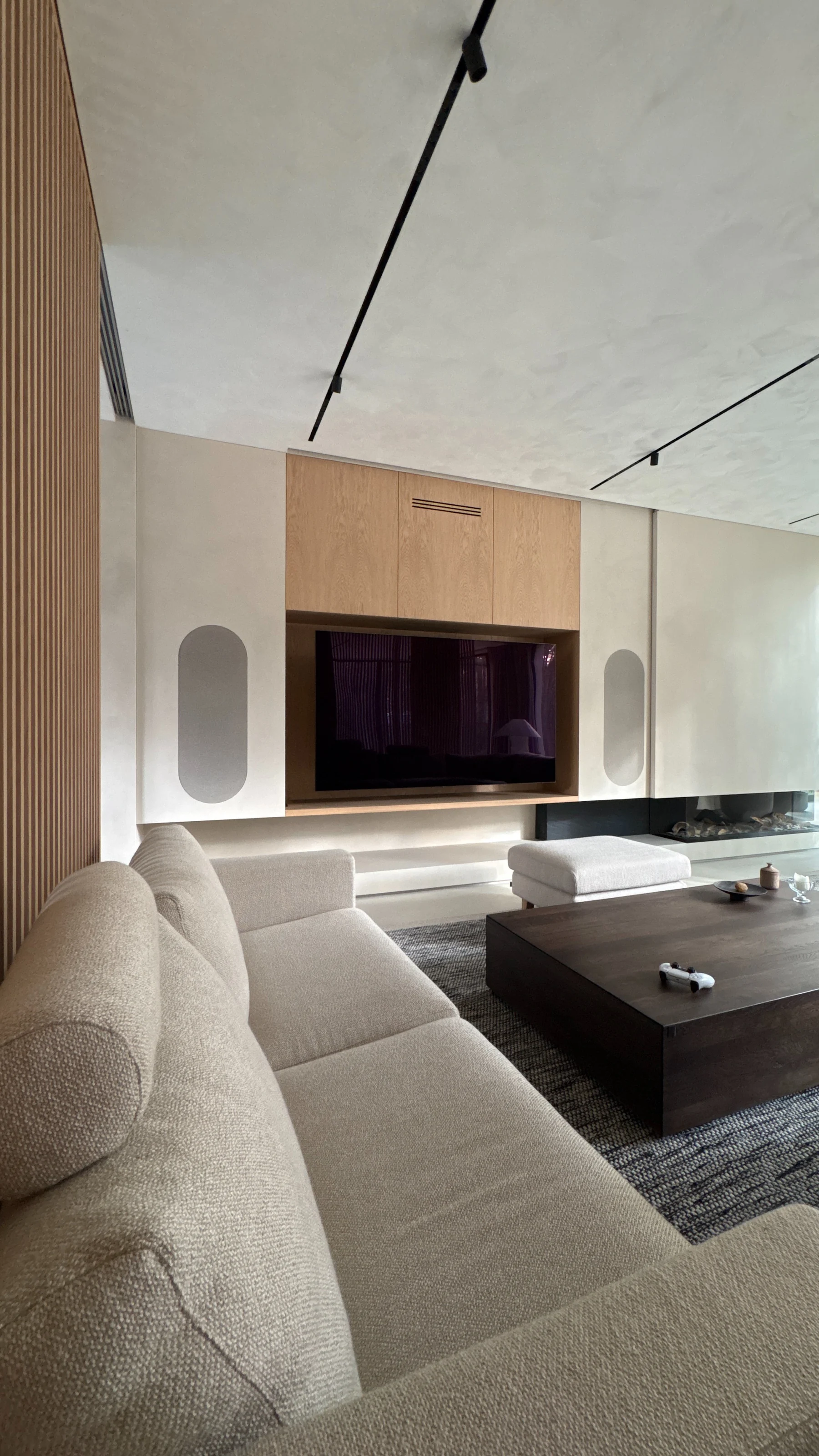 Salon z systemem audio wbudowanym w zabudowę meblową